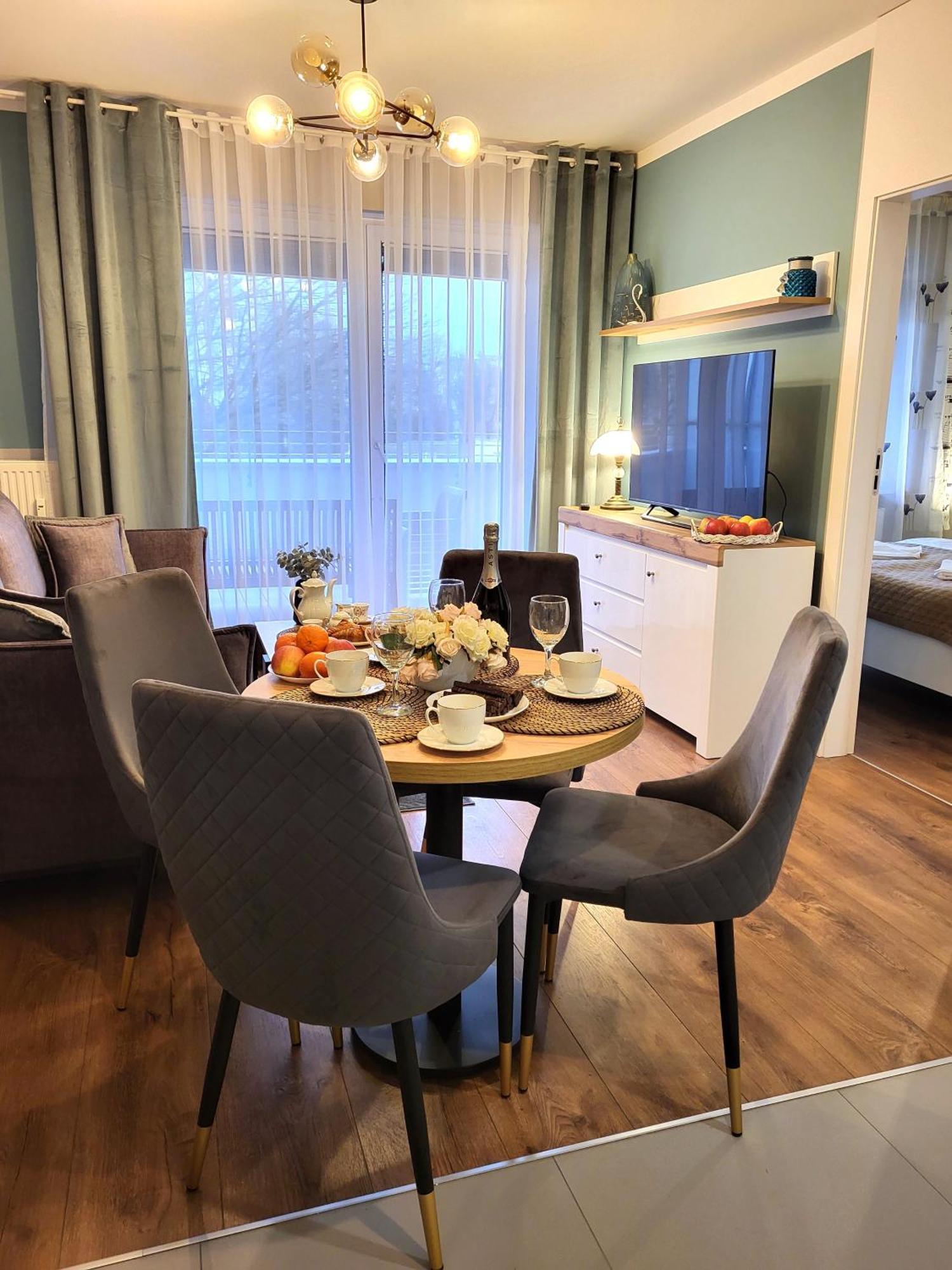 Miodowy Dom Exspanse Apartament 2 Lub 3 Pokoje Z Tarasem I Parkingiem Kolobrzeg Exterior photo